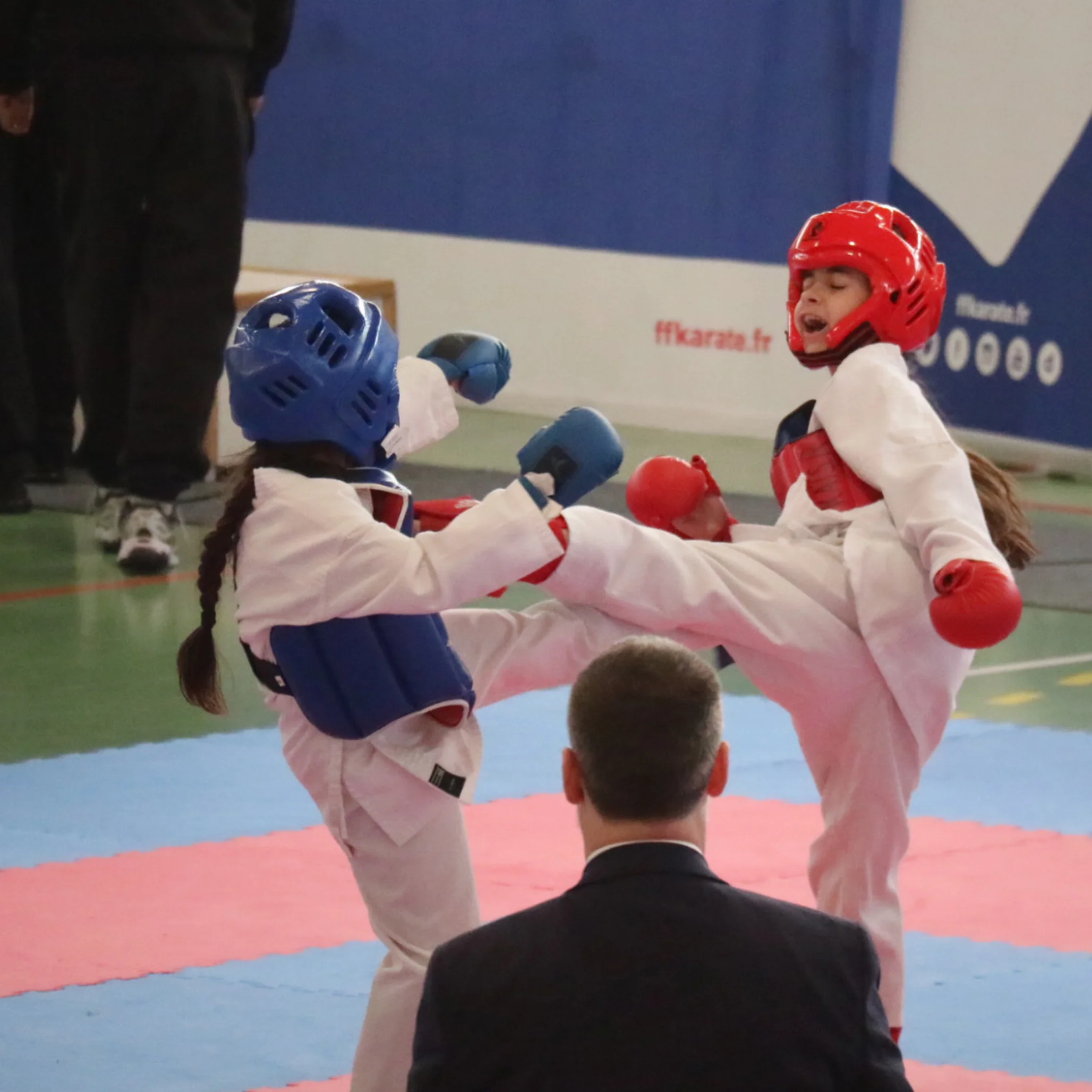 Combat entre deux jeunes adhérents de l'association Karaté Buchelay