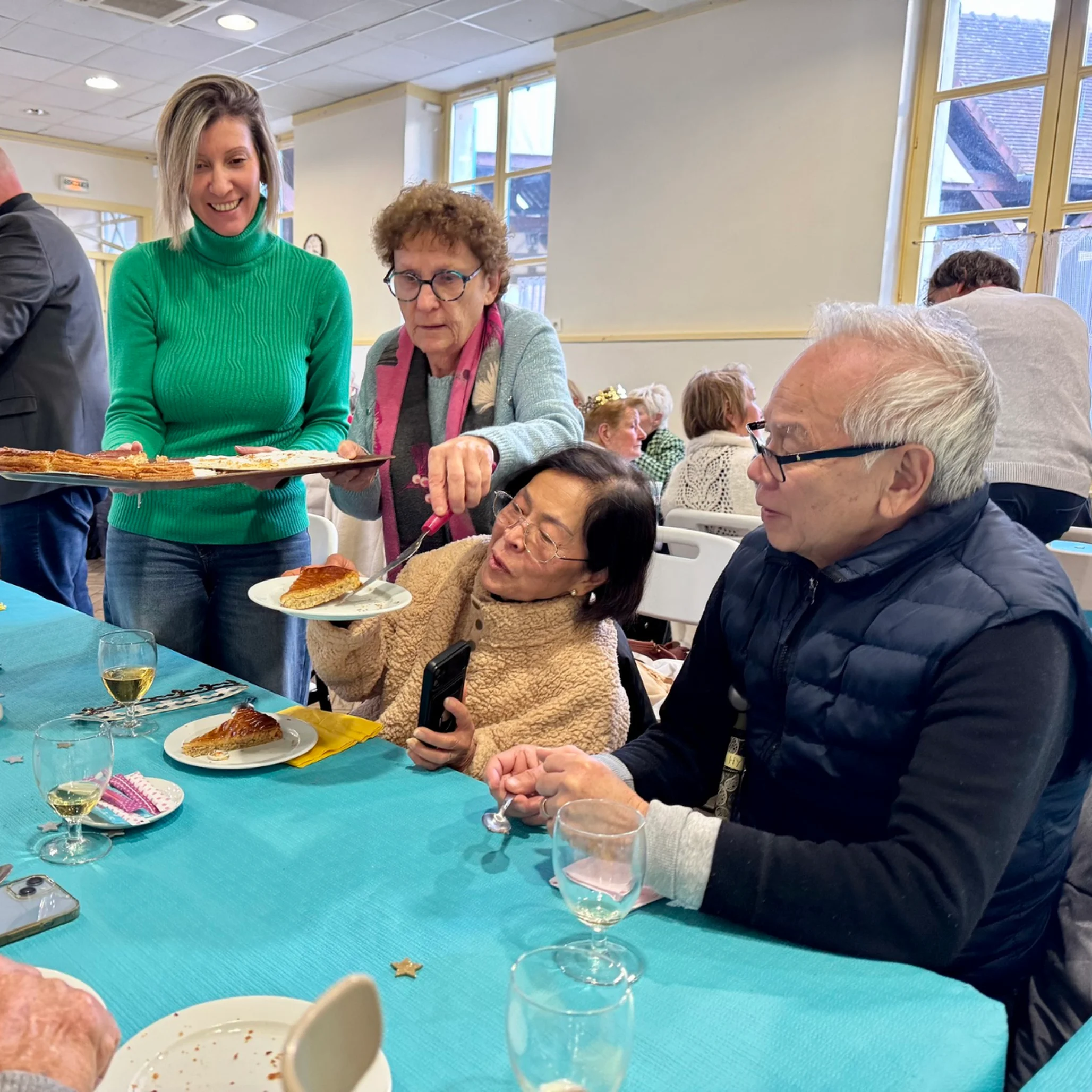 Deux Buchelois se font servir une part de galette par deux élus du conseil municipal