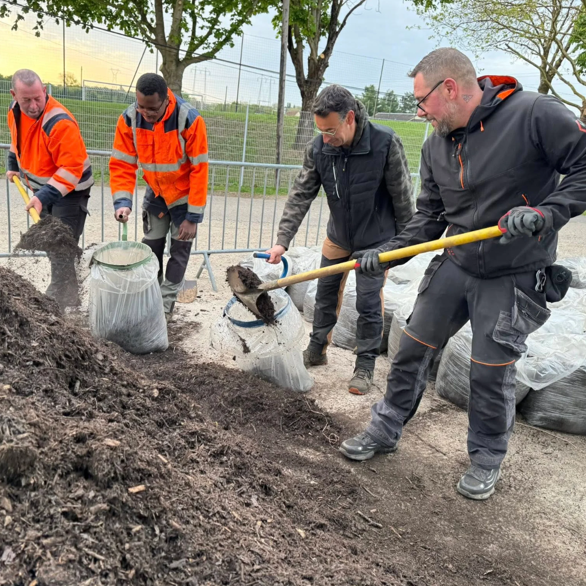 Distribution du compost par les agents des services techniques