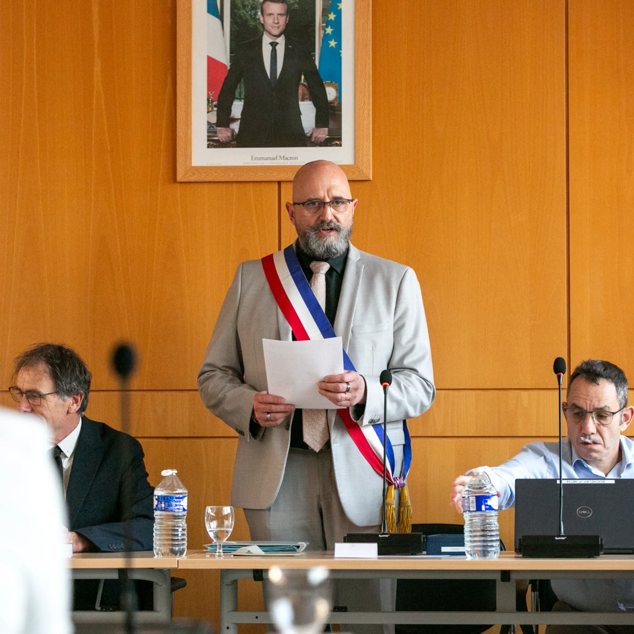 le conseil municipal avec le maire, les adjoints et les conseillers