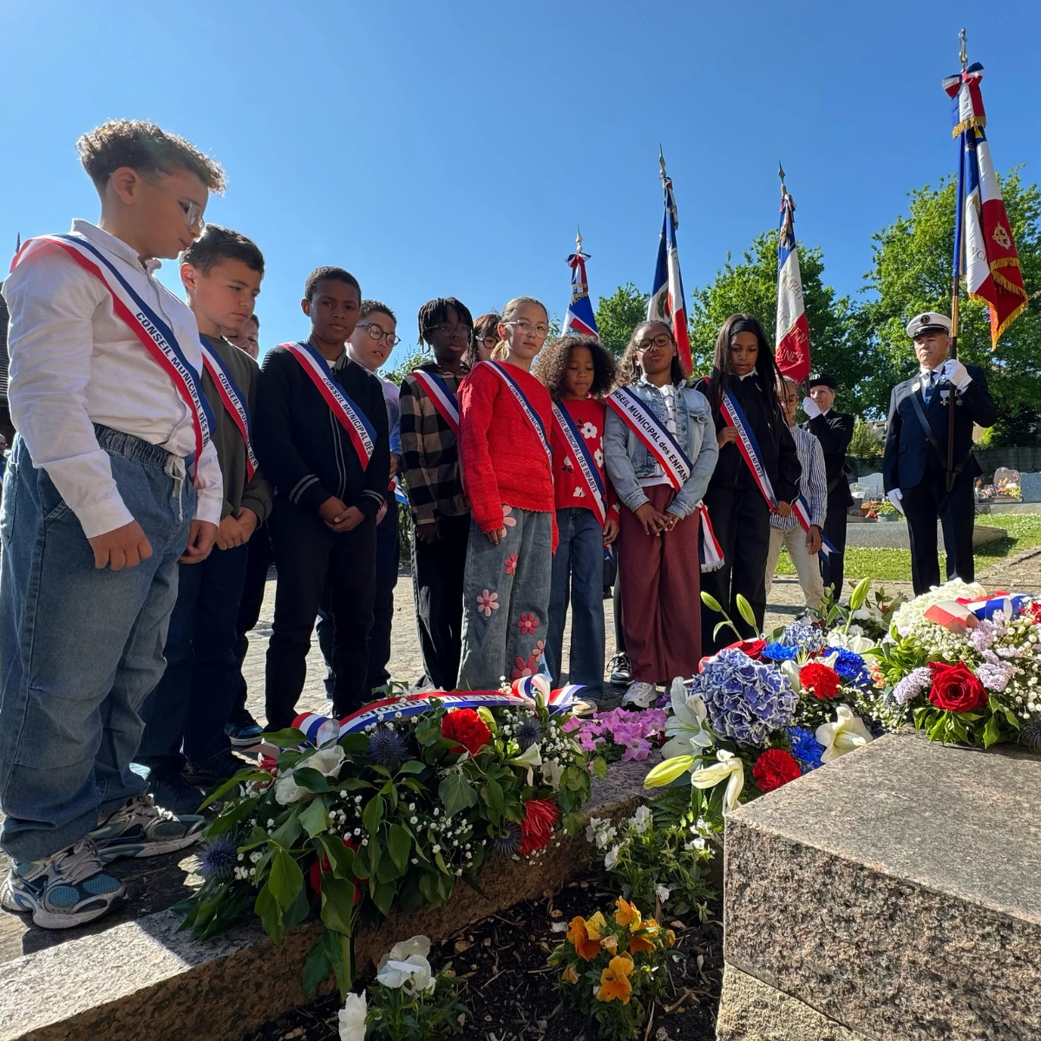 Les élus du Conseil municipal des enfants déposent une gerbe devant le monument aux Morts de Buchelay