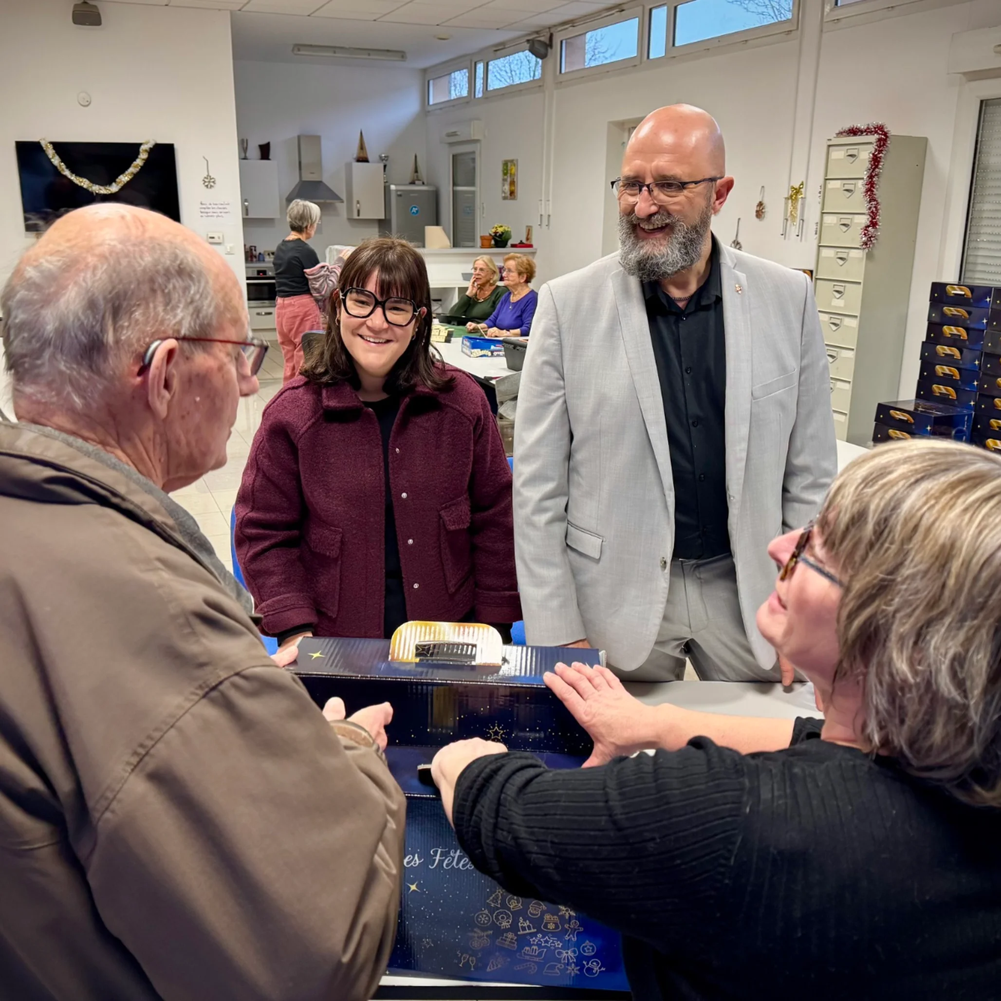 Les élus du Conseil municipal distribuent des colis aux seniors de la commune.