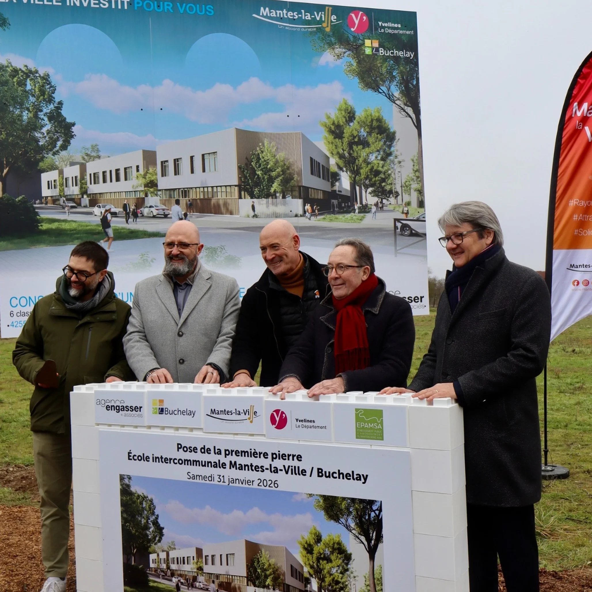 Les élus posent la première pierre de la future école intercommunale