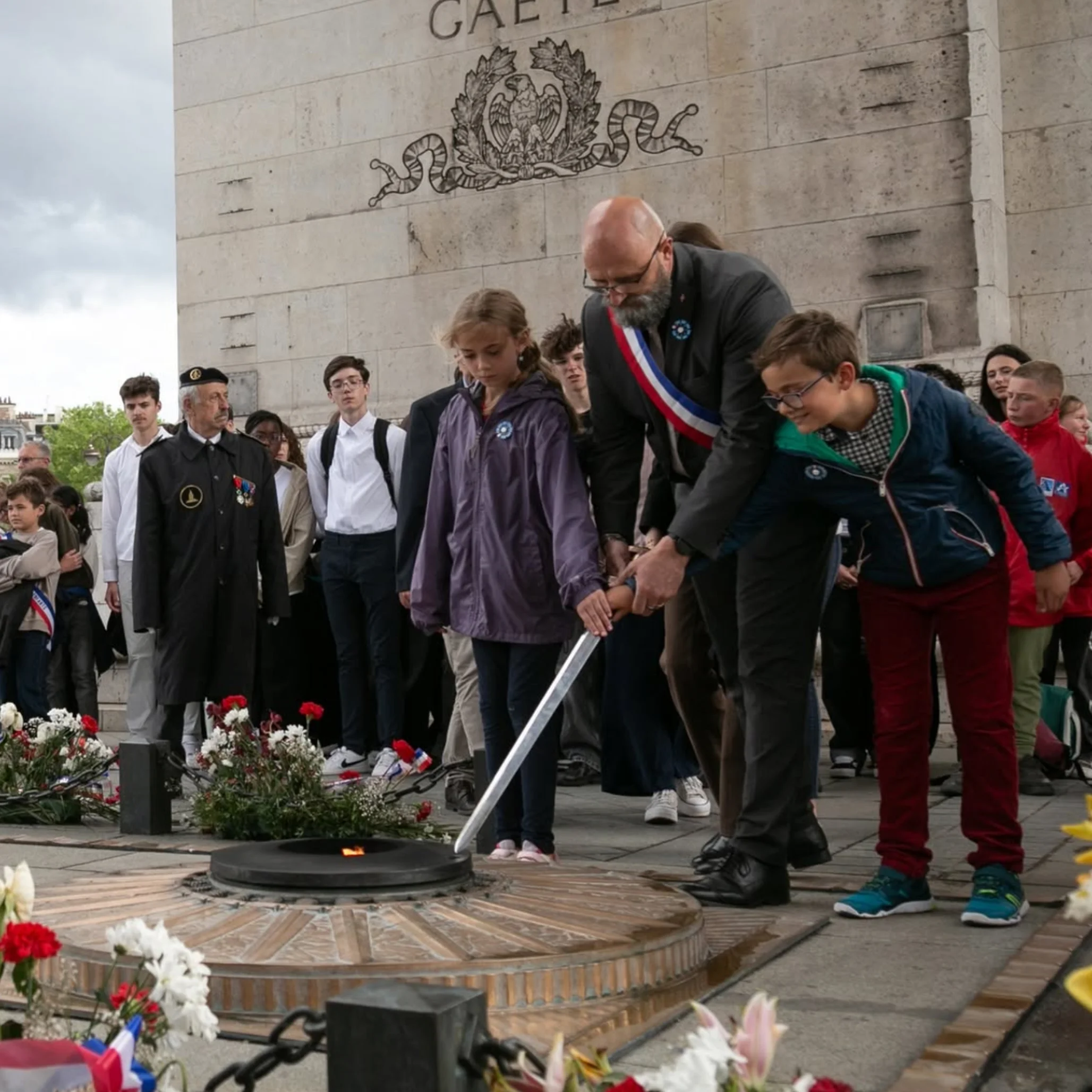 Ravivage de la flamme par les élus du conseil municipal des enfants et du Maire de Buchelay